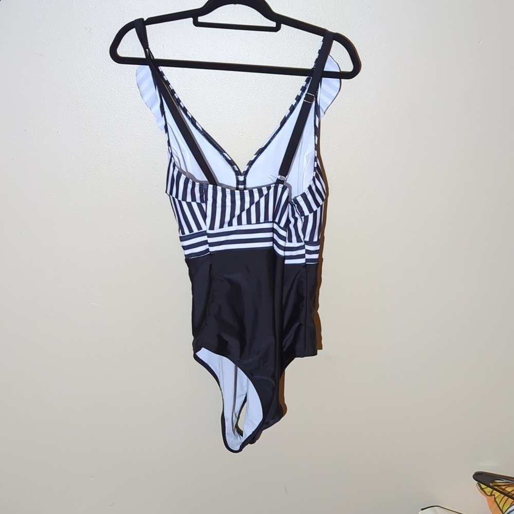 No Name Black And White Swimsuit, Size 3XL - Picture 3 of 8